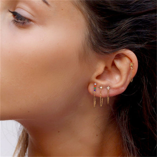 mujer lleva un piercing helix