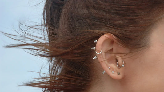 Mujer con piercing en la oreja viajando