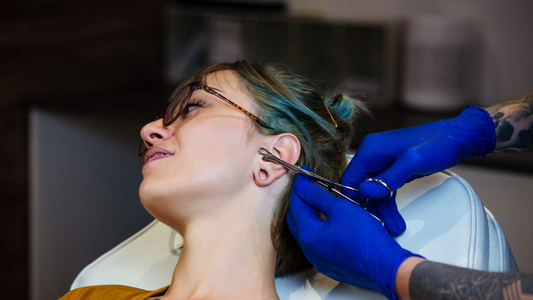 ¿Cómo se quita el primer piercing tragus?