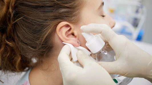 mujer que cuida su piercing
