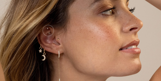 mujer con un piercing rook a la oreja
