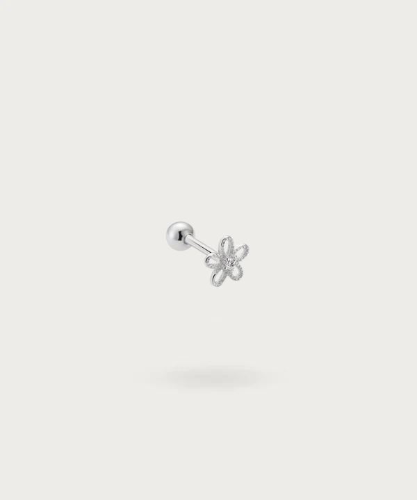 Piercing Tragus de flor de plata elegante y delicado
