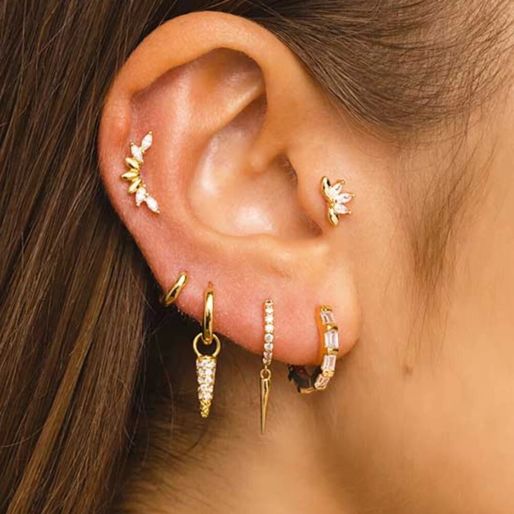 Joya flat 'Aria' con una circonita deslumbrante, perfecta para un toque de elegancia diaria y un estilo depurado" llevada en una oreja femenina