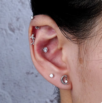 Mujer luciendo el piercing Luna con circonita.