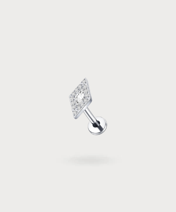 Potencia tu estilo con el piercing flat Oriana, una joya cuadrada y deslumbrante