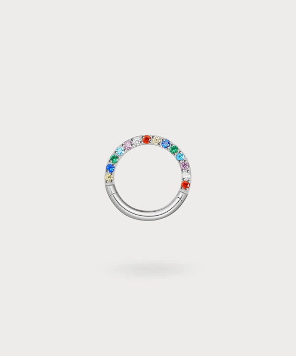 Realza tu estilo con el piercing daith Hellin, una joya circular arcoíris
