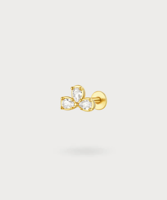 Piercing flat Margarita en oro con tres pétalos únicos y delicados