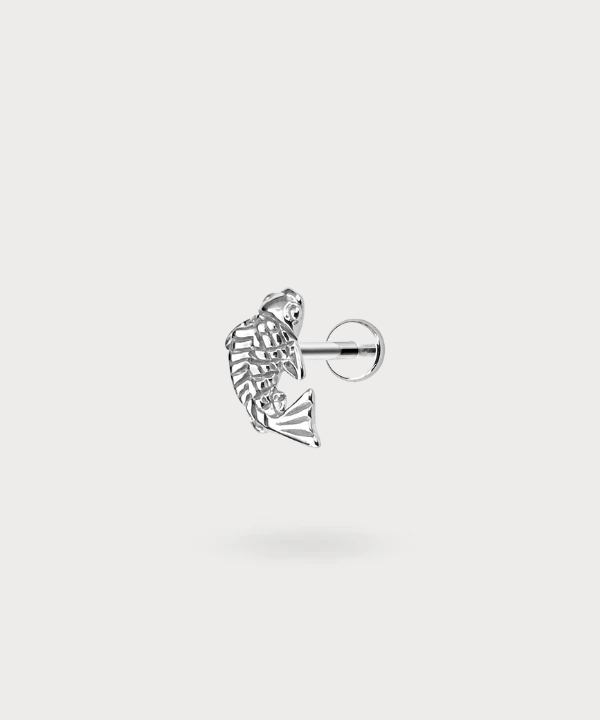 Elegancia acuática del piercing hélix Irune, diseño de pez refinado