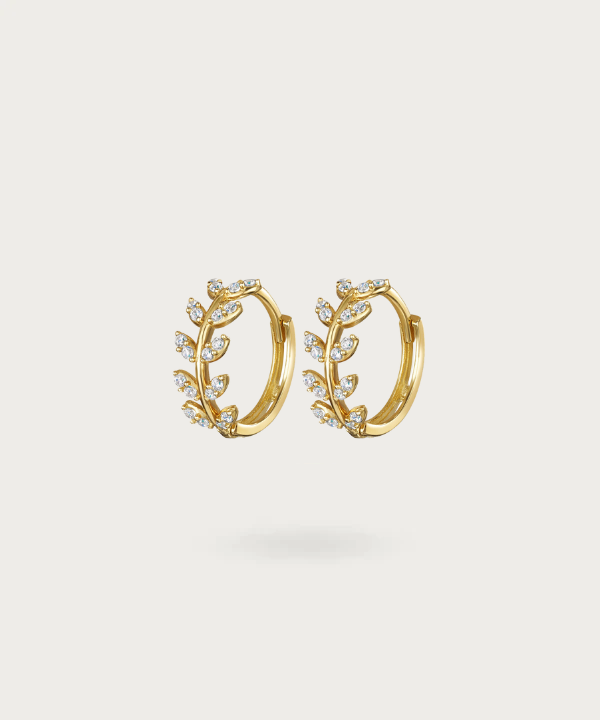 Primer plano de los pendientes hojas de laurel con circonitas de Ivana, destacando el brillo de las piedras y el diseño de hojas de plata chapado en oro