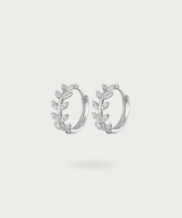 Primer plano de los pendientes hojas de laurel con circonitas de Ivana, destacando el brillo de las piedras y el diseño de hojas de plata