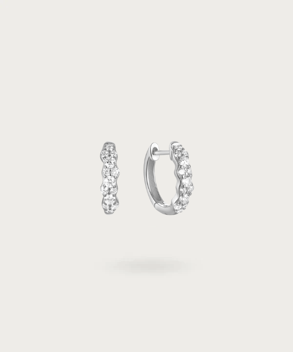 Aros de plata con circonitas incrustadas de diferentes tamaños
