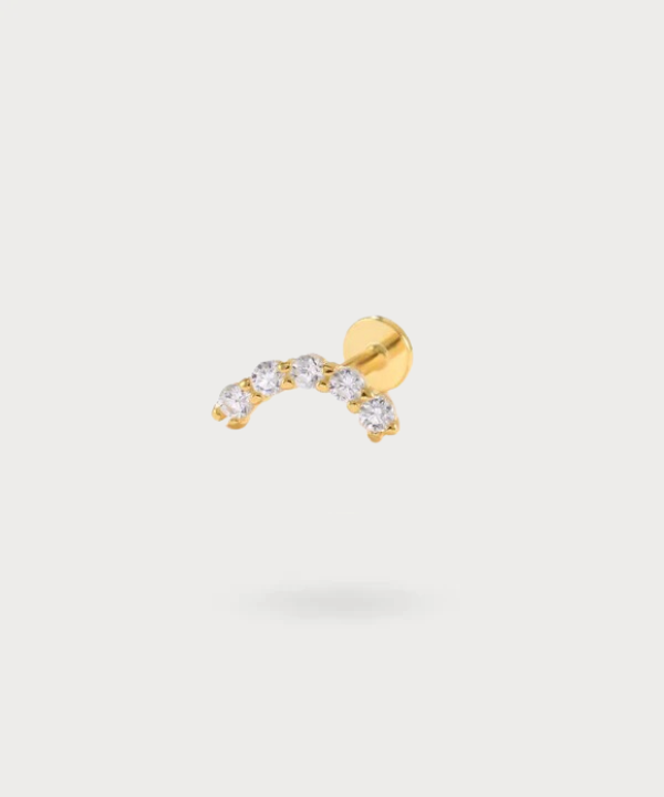 "Piercing anti-helix de Lourdes bañado en oro, iluminado por sus circonitas deslumbrantes."