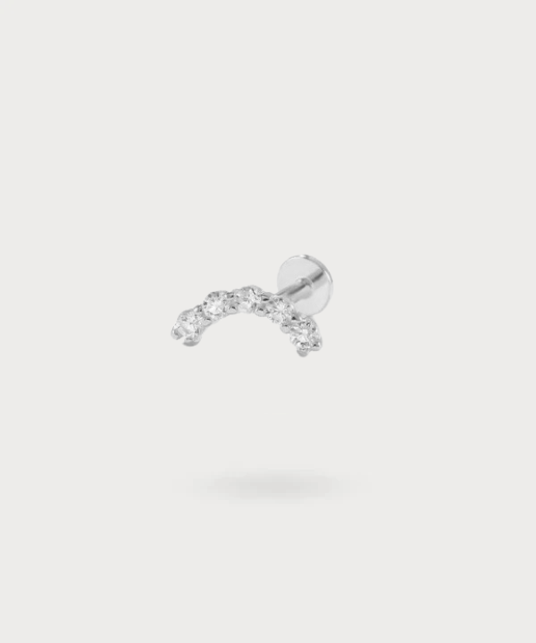 "Piercing anti-helix de Lourdes en plata 925, bellamente adornado con cinco circonitas."