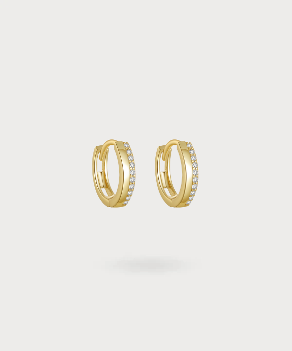 aros con circonitas brillantes incrustadas en oro
