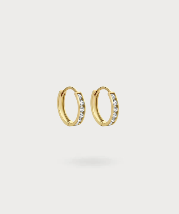 Detalle cercano de los Aros Clásicos con Circonitas de Elvira, resaltando las piedras brillantes. con oro