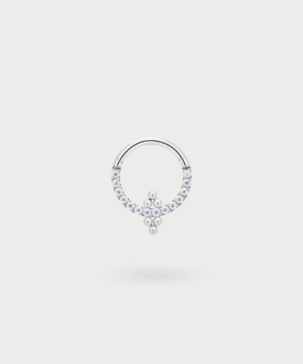 Elegancia atemporal del piercing Daith Alessandra en titanio