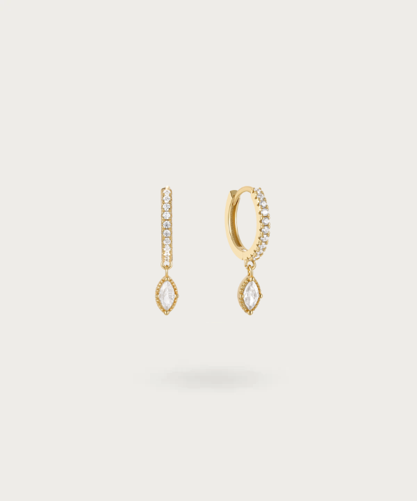 Primer plano de los pendientes con circonitas plata de Tamara para mujer, mostrando su brillo y diseño delicado.
