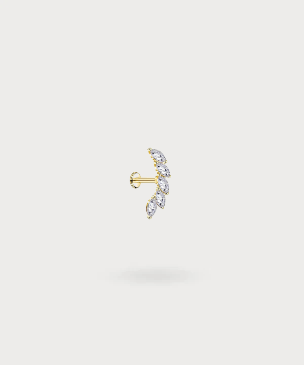 "Piercing de oreja Rita en titanio con circonitas en forma de marquesa."