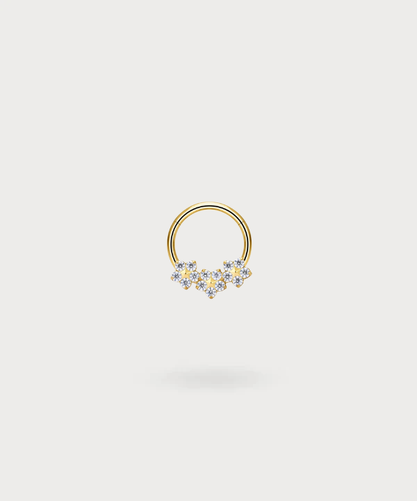 "Piercing Hélix Aro Olaya en titanio, acabado dorado, decorado con flores y zirconias brillantes."