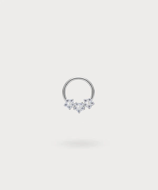 "Piercing Daith Aro Olaya en titanio, plateado, con tres flores delicadas incrustadas de zirconias."