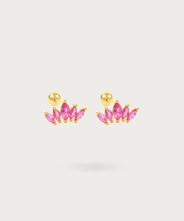 Pendientes Alice dorados y rosas con circonitas, resaltando su encanto único y acabado brillante.