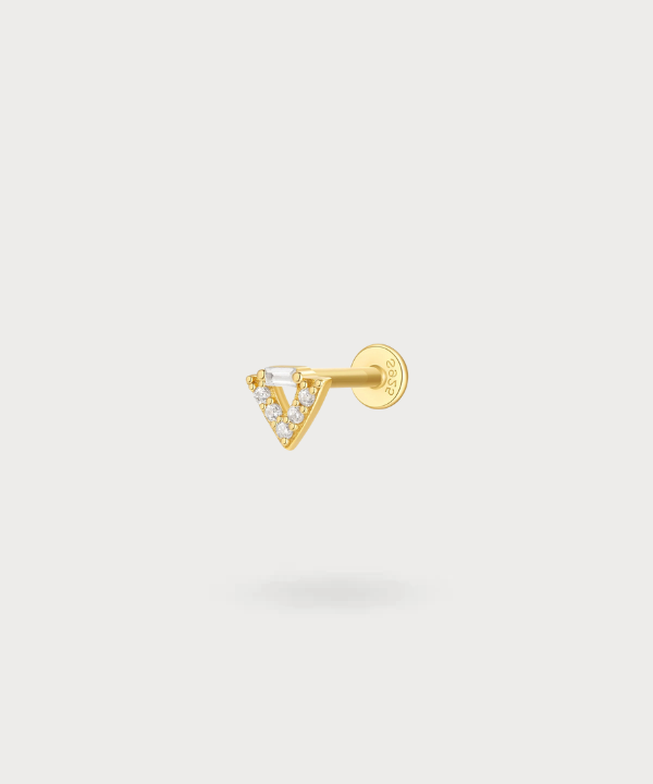 Piercing flat Auxi con diseño triangular y zircones brillantes, acabado dorado.