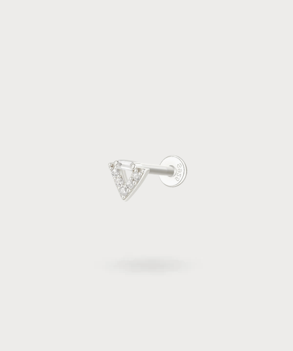 Sofisticación geométrica del piercing flat Auxi, triángulo con zircones en plata maciza S925.