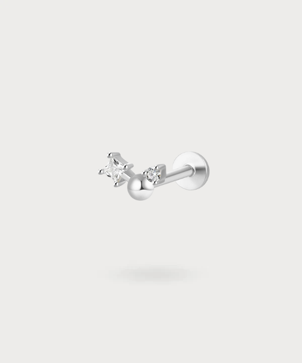 Añade un brillo sutil a tu look con el piercing lobe Yolanda en oro o plata