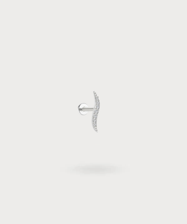Brilla con luz propia con el piercing flat Yellen, disponible en oro o plata