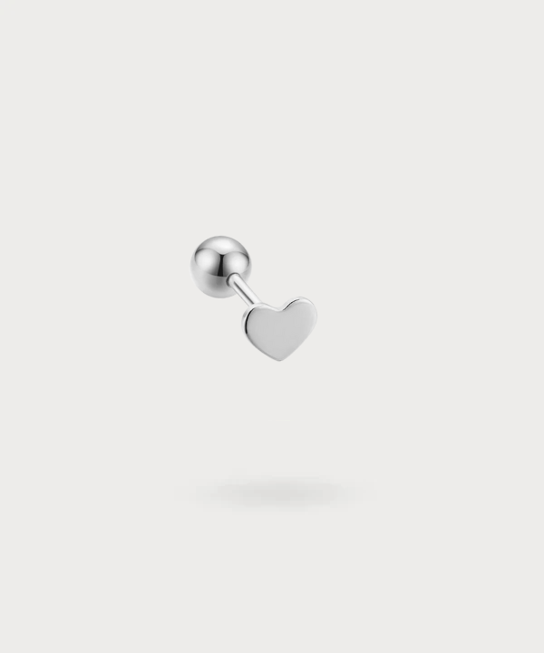 Descubre la delicadeza del amor con el piercing de corazón Carlota en el tragus