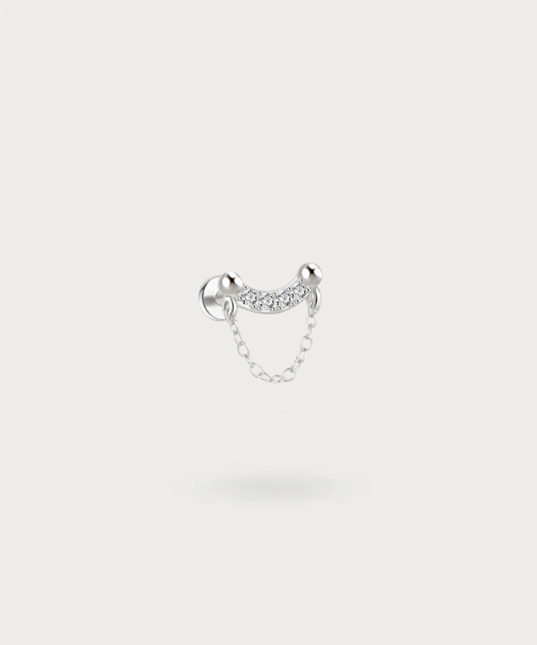 Encarna la sofisticación con el piercing Leticia, un arco de luz para la oreja