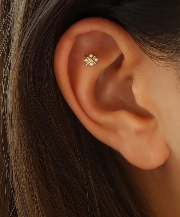 El piercing Sheira: una constelación de luz para tu lóbulo