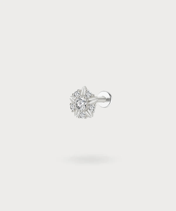 El piercing flat Olaya, un fragmento de estrella para una elegancia diaria