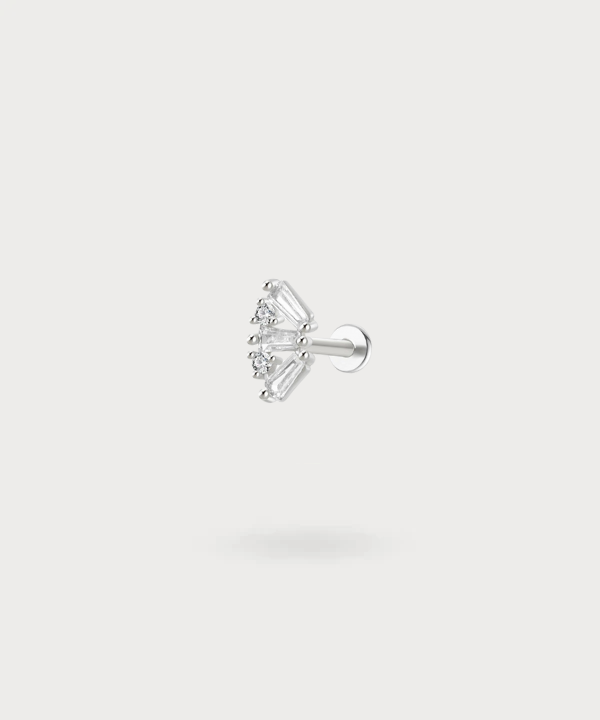 Brillo sutil de circonitas en forma de baguette en el piercing Angie