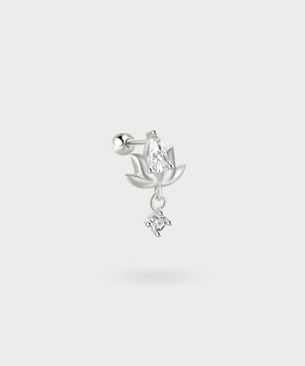 Añade un toque de gracia floral a tu hélix con el piercing Miriam.