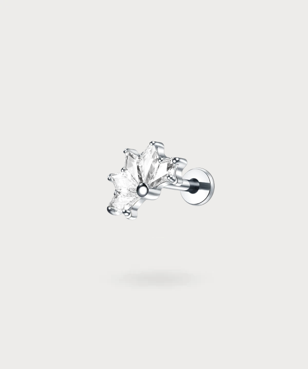 Embellece tu estilo con la floración eterna del piercing Candela.