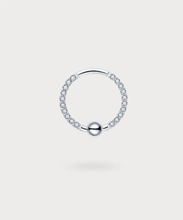 Eleva tu estilo con el piercing Dana, un despliegue de luz en titanio.
