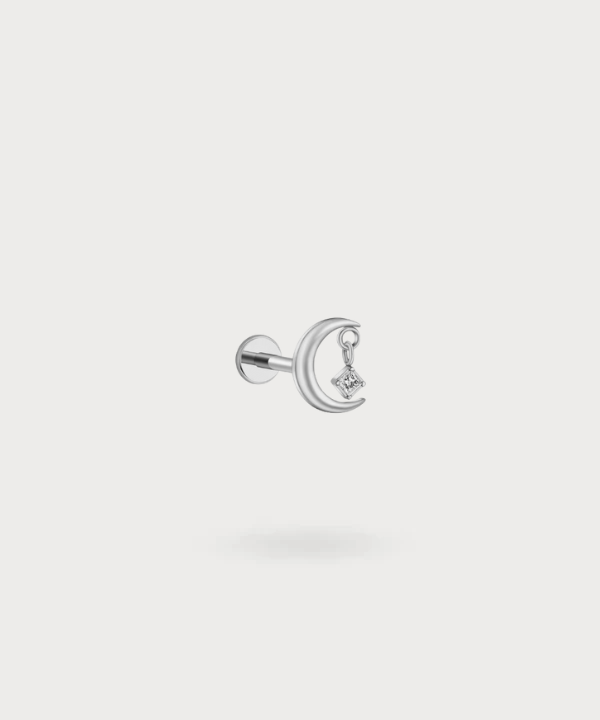 Piercing Giulia en titanio plateado, diseño de luna con colgante de circonita centelleante.