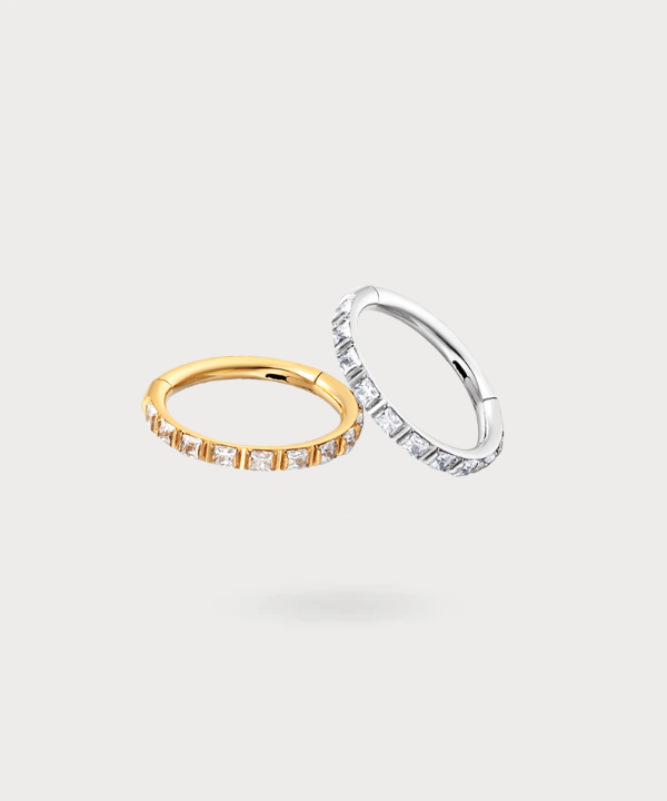 Andrea, un toque de elegancia discreta con su anillo de circonitas cuadradas