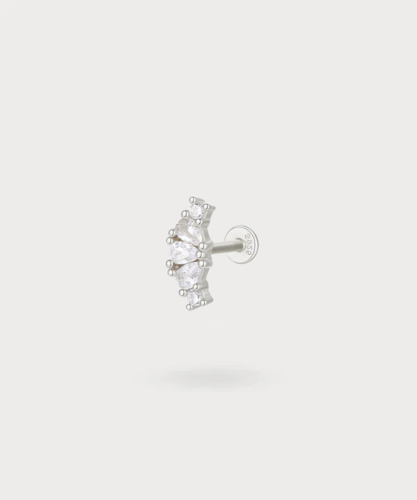 Elegancia y resplandor con el piercing de lóbulo Hegoa en oro o plata.