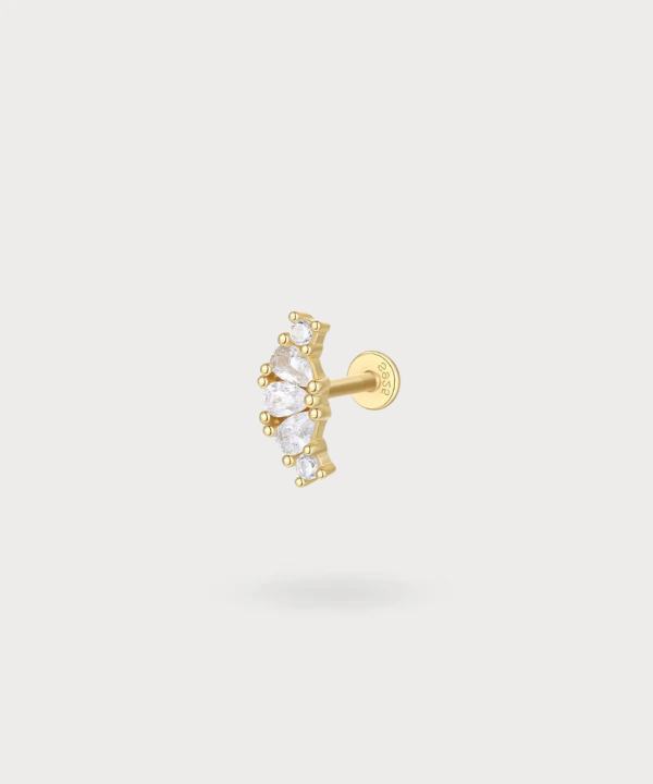 Piercing de lóbulo Hegoa con una alineación de circonitas para un brillo constante.
