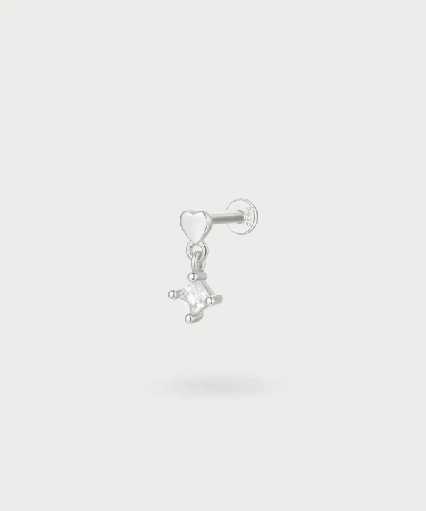 Brillo y encanto con el piercing Enara, ideal para un estilo suave y femenino