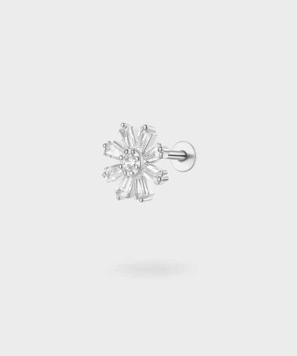 Añade un toque soleado a tu estilo con el piercing flat Silvia