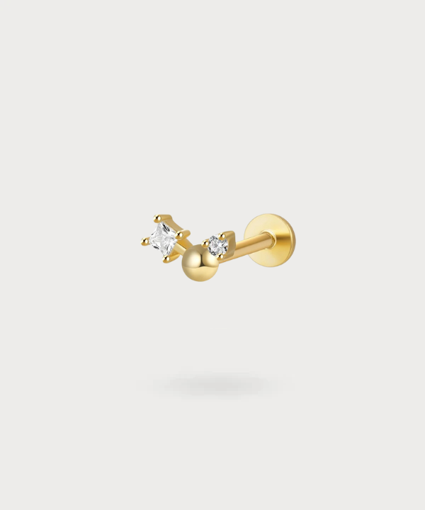 Realza tu tragus con la elegancia de los zircones del piercing Yolanda