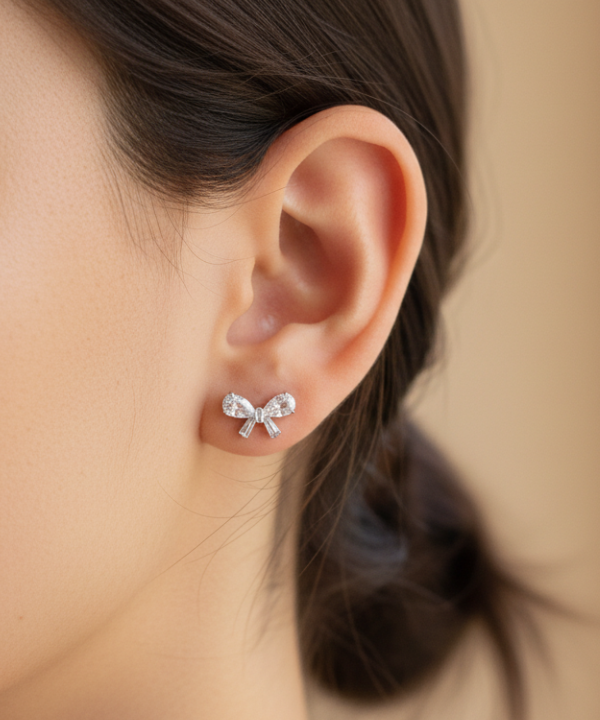 Piercing de lazo Melina en titanio plateado usado por una mujer