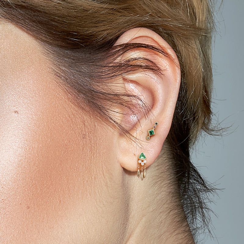 Primer plano del Piercing de Oreja Bohemio Marika, revelando su exquisito diseño de color esmeralda."