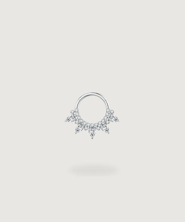 Elegante diseño de aro del Piercing Daith Aitana en titanio