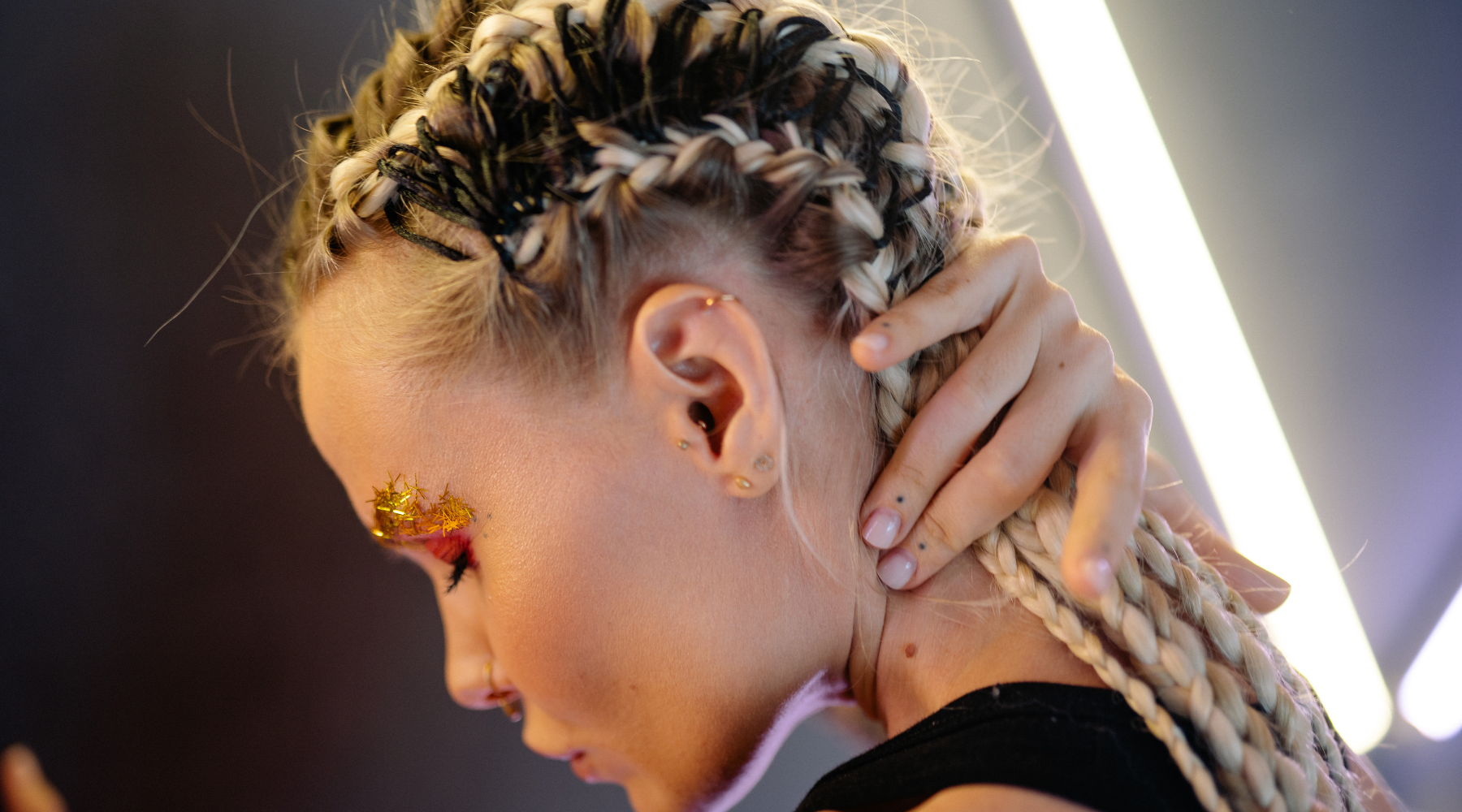 mujer con piercing helix de luna joyeria