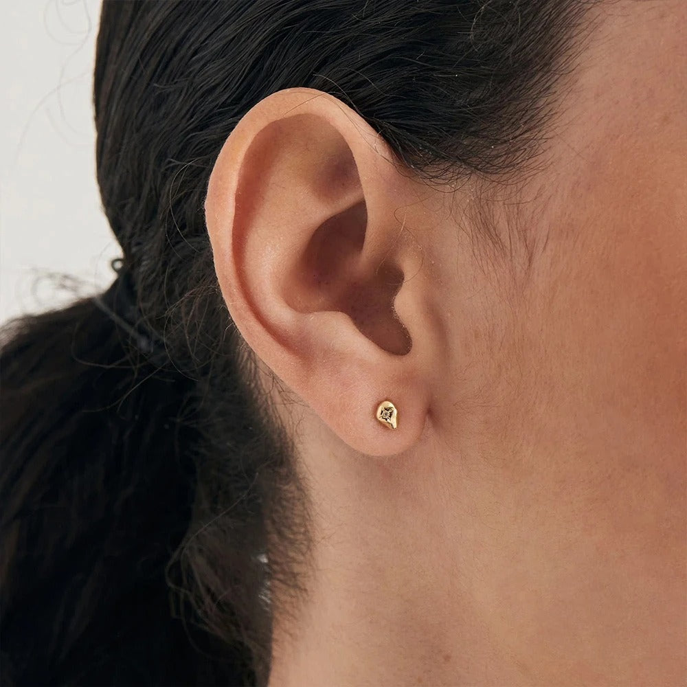 La sutileza de Montse, un piercing para lóbulo que refleja la luz