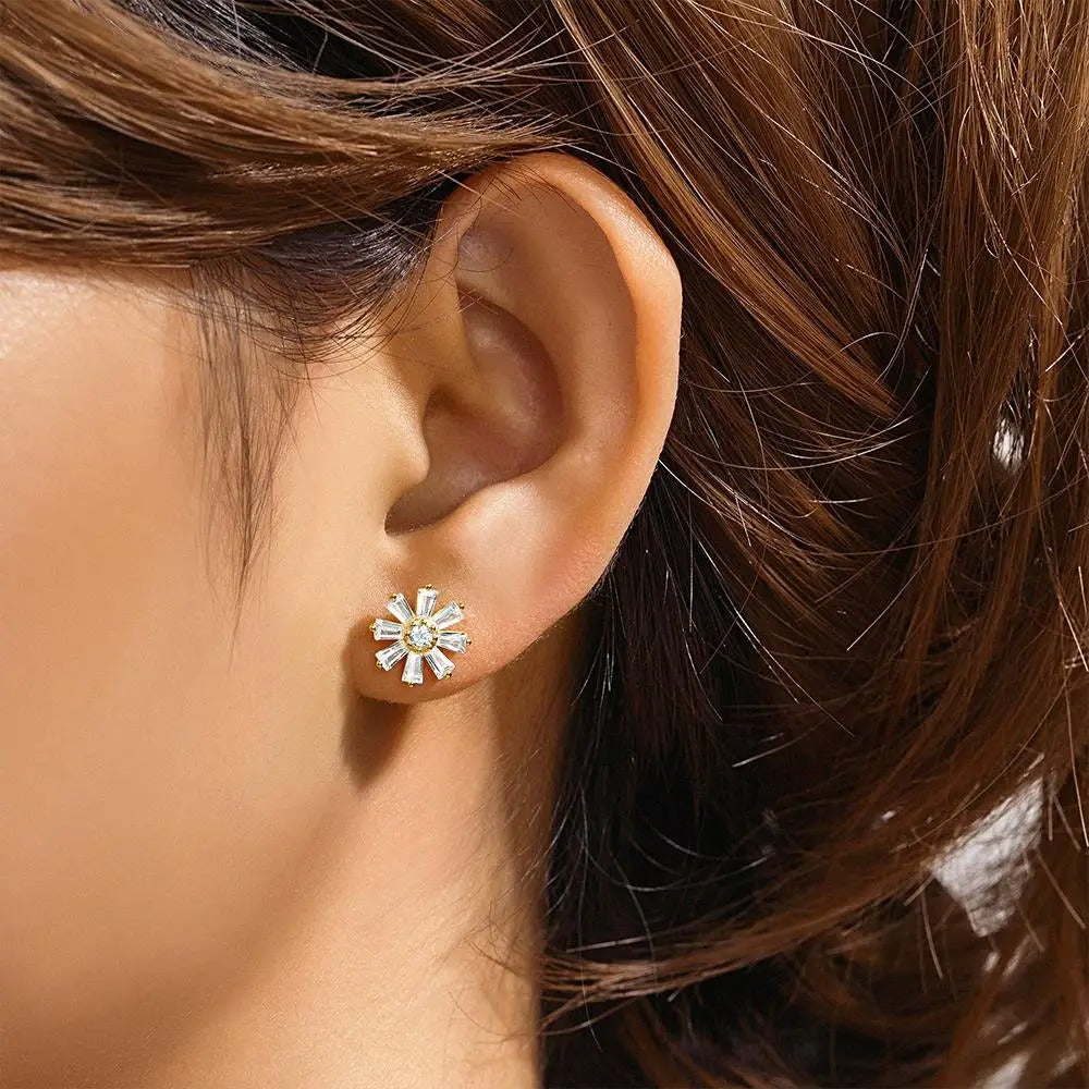 El diseño solar de Silvia para un piercing flat lleno de encanto